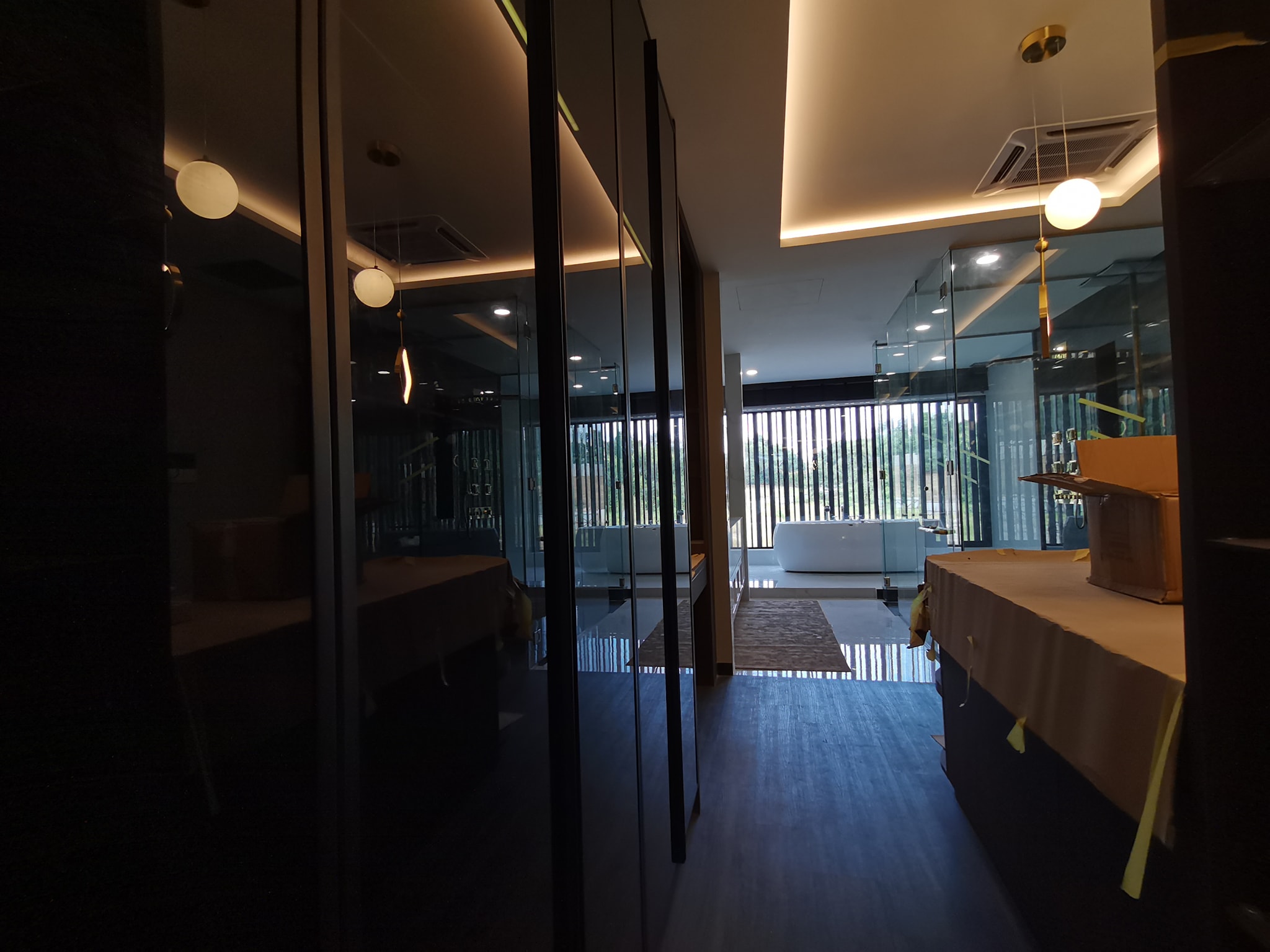 即将完成的衣帽间以及浴室，这样的空间格局与及风格颜... - Unico Interior Design and build