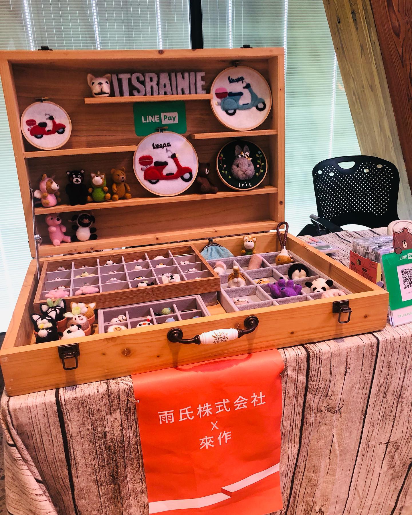 雨氏株式会社x來作 - 很舒服的市集 有冷氣，還有大椅子🤣 還有自備顏值高的電扇... | Facebook