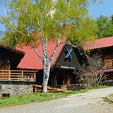 夏の清涼感を歩いて楽しむ「吐竜の滝」 清泉寮の西側には、北杜市の名水スポット「吐竜の滝」がある川俣渓谷が広がっています。 吐竜の滝は岩間から ...