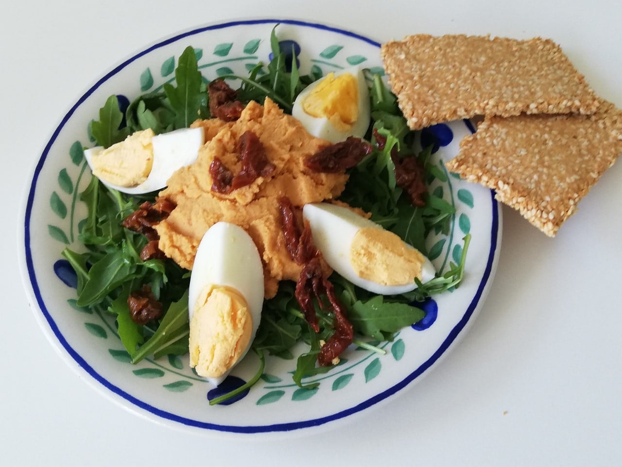 #lunch #rucola #zoeteaardappelhummus #paleomagazine #hardgekookteitje # ...