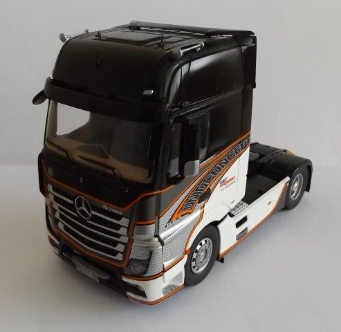 From David J Coles : Mercedes-Benz + trailer 1:24 scale Send your