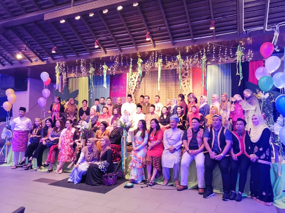 Gawai Raya Pusat Pengajian Siswazah Hafizul Rasdi Dan Agnes Suzian Anak Atien Masing Masing Diumumkan Sebagai King Queen Of The Night Sempena Majlis Gawai Raya Anjuran Pusat Pengajian Siswazah Ipsis Universiti Teknologi