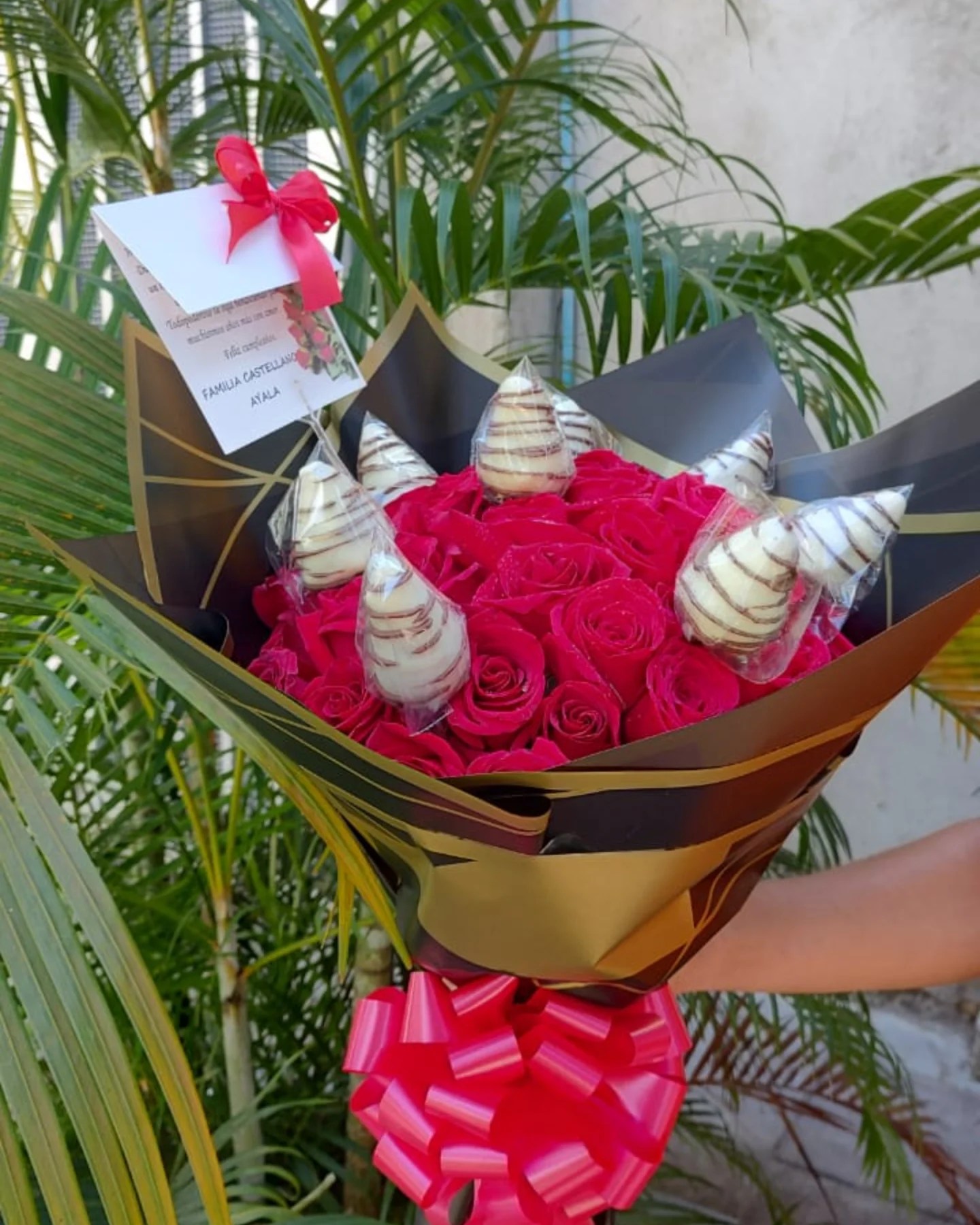 Floristeria Mi Jardim - Arreglo de 50 rosas rojas + 8 deliciosas fresas ...