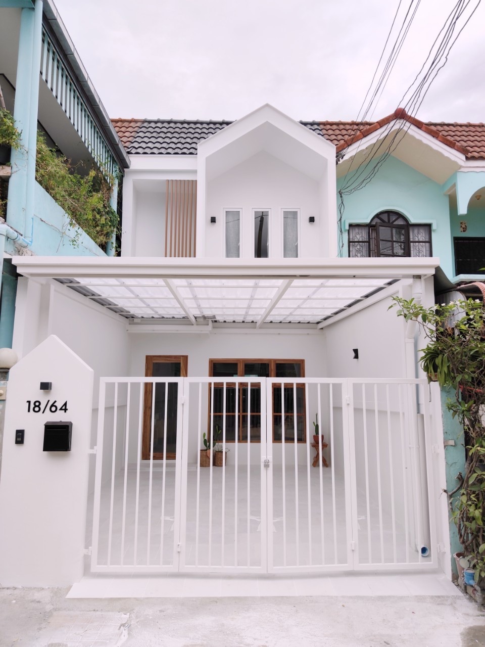 แบบบ้านมินิมอล | อีกหนึ่งผลงานการรีโนเวทบ้านทาวน์เฮ้าส์หลังเก่าให้ก... ...