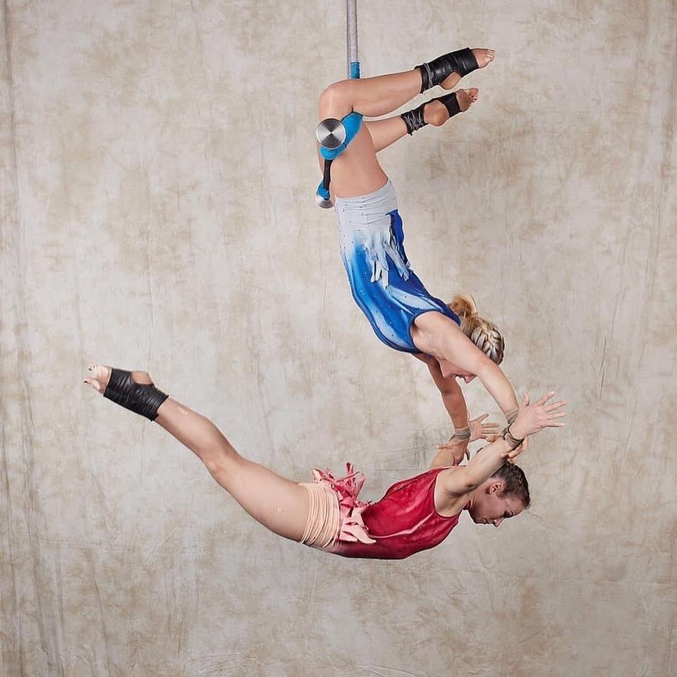 duo-dames-trapeze-added-a-new-photo-duo-dames-trapeze