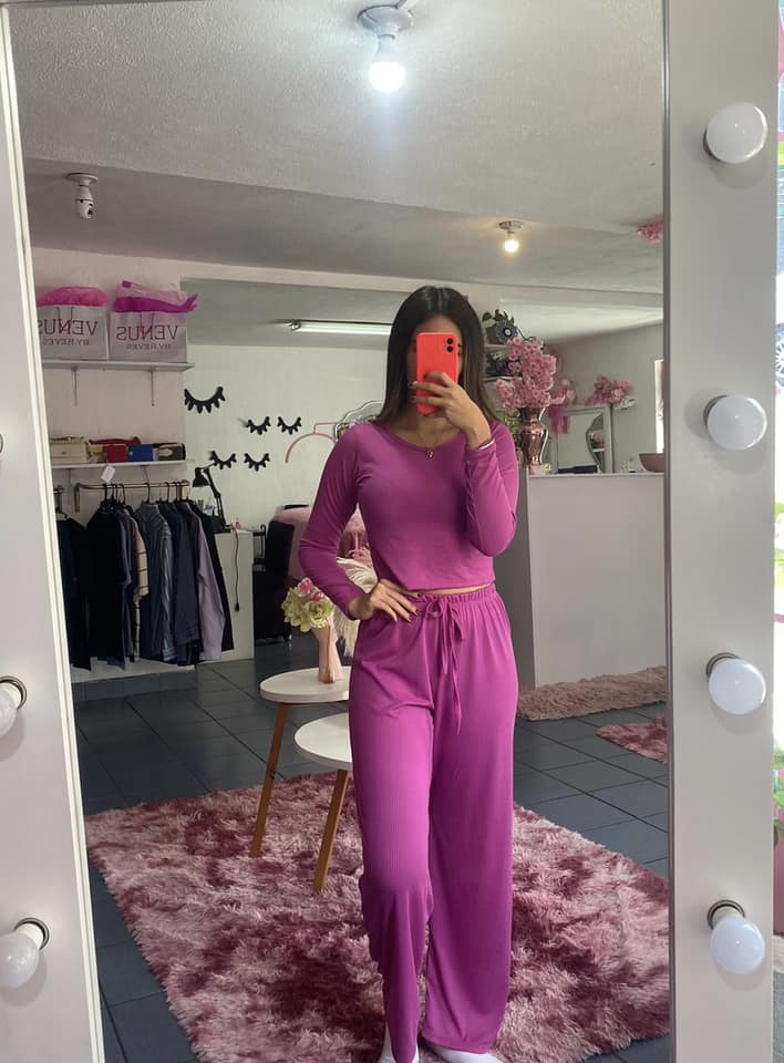 VENUS by Reyes - ¡Atraigo outfits increíbles a mi vida! 🤍...