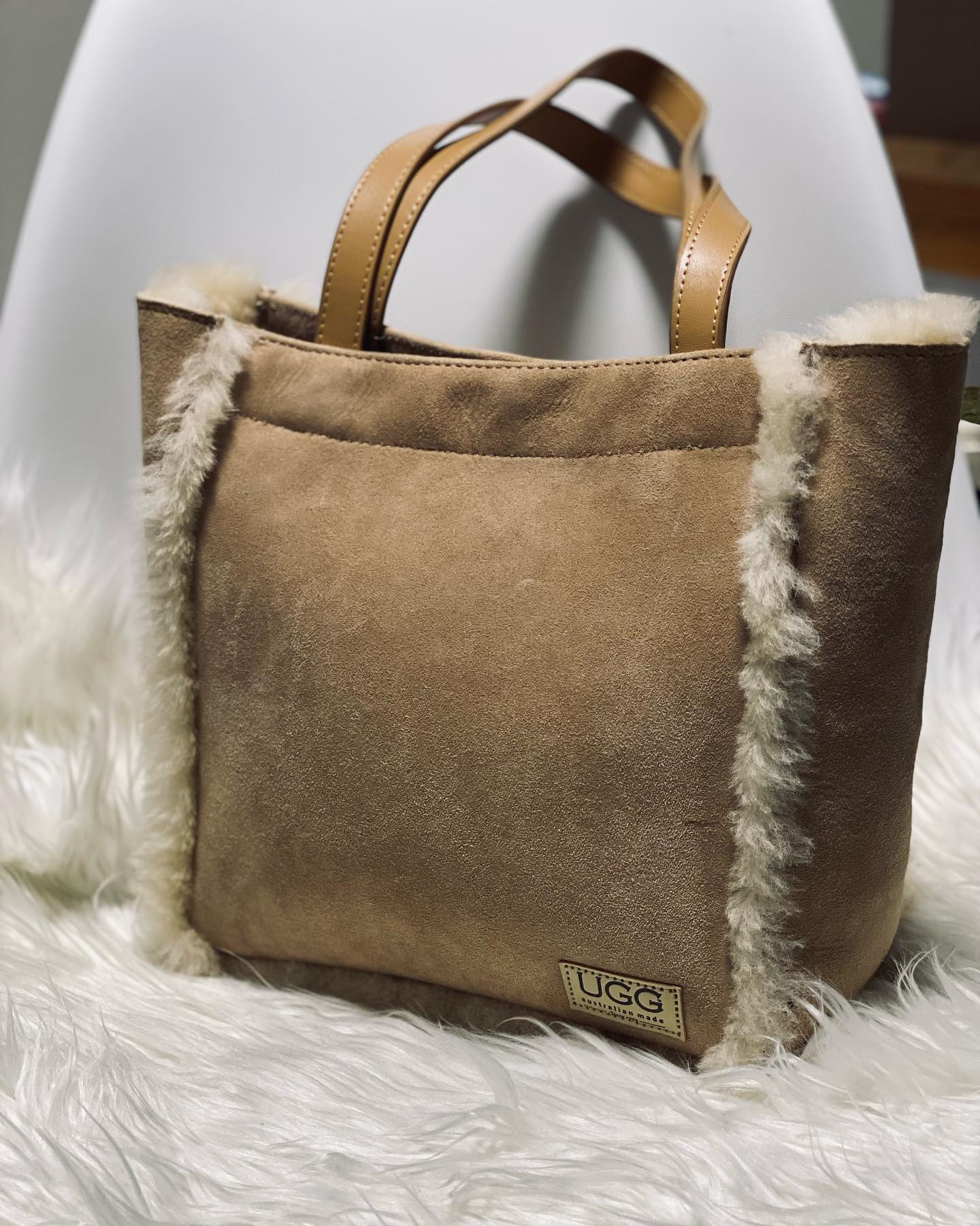 新品 UGG シープスキンハンドバッグショルダーバッグサンド