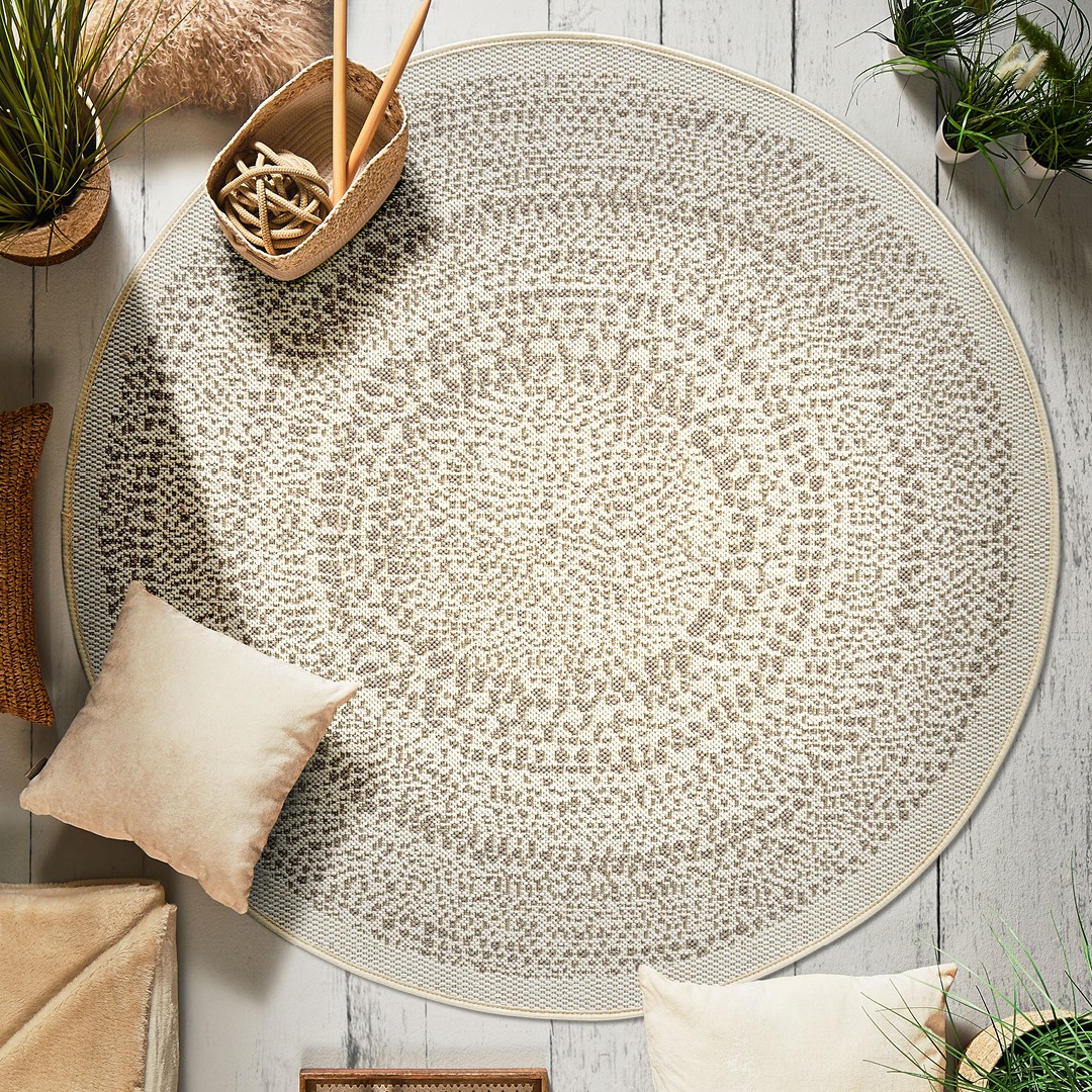 Runde Teppiche können eure Einrichtung in- sowie outdoor auflockern ✨! Unser Outdoor-Teppich ACOMA sieht zu Holz, aber auch zu dunklen Rattanmöbeln auf eurem Balkon oder der Terrasse super aus und ist