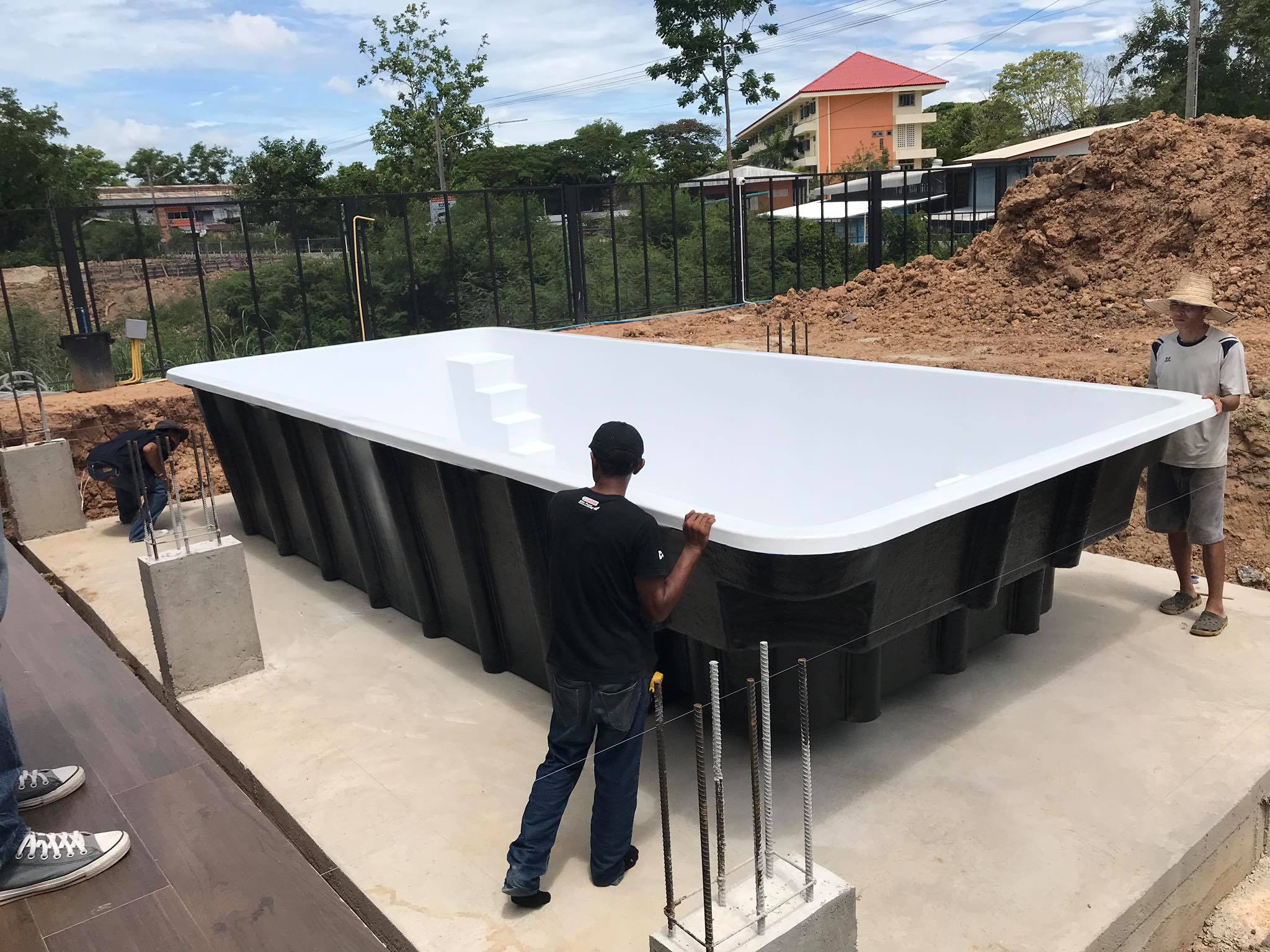 เริ่มงานติดต... - สระว่ายน้ำสำเร็จรูป-Knock Down Swimming Pool