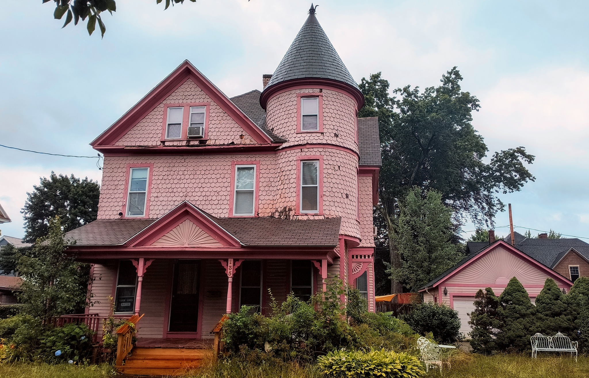 Pink house built in the 1800's NY🩷