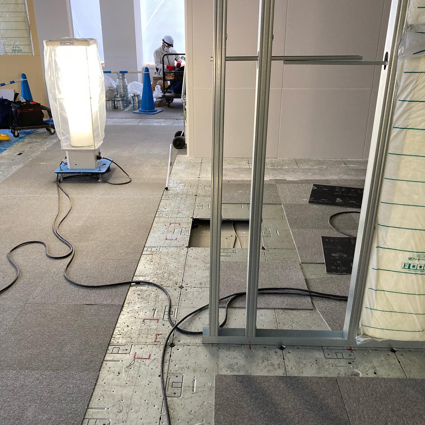 iDoors - 一般の方はあまり見ることがない工事中のオフィスです。床上、天井裏、壁内とどこでも配線します。現地調査...