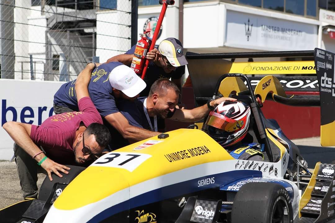 Spreading love 💙💛... - MMR - MoRe Modena Racing | Facebook