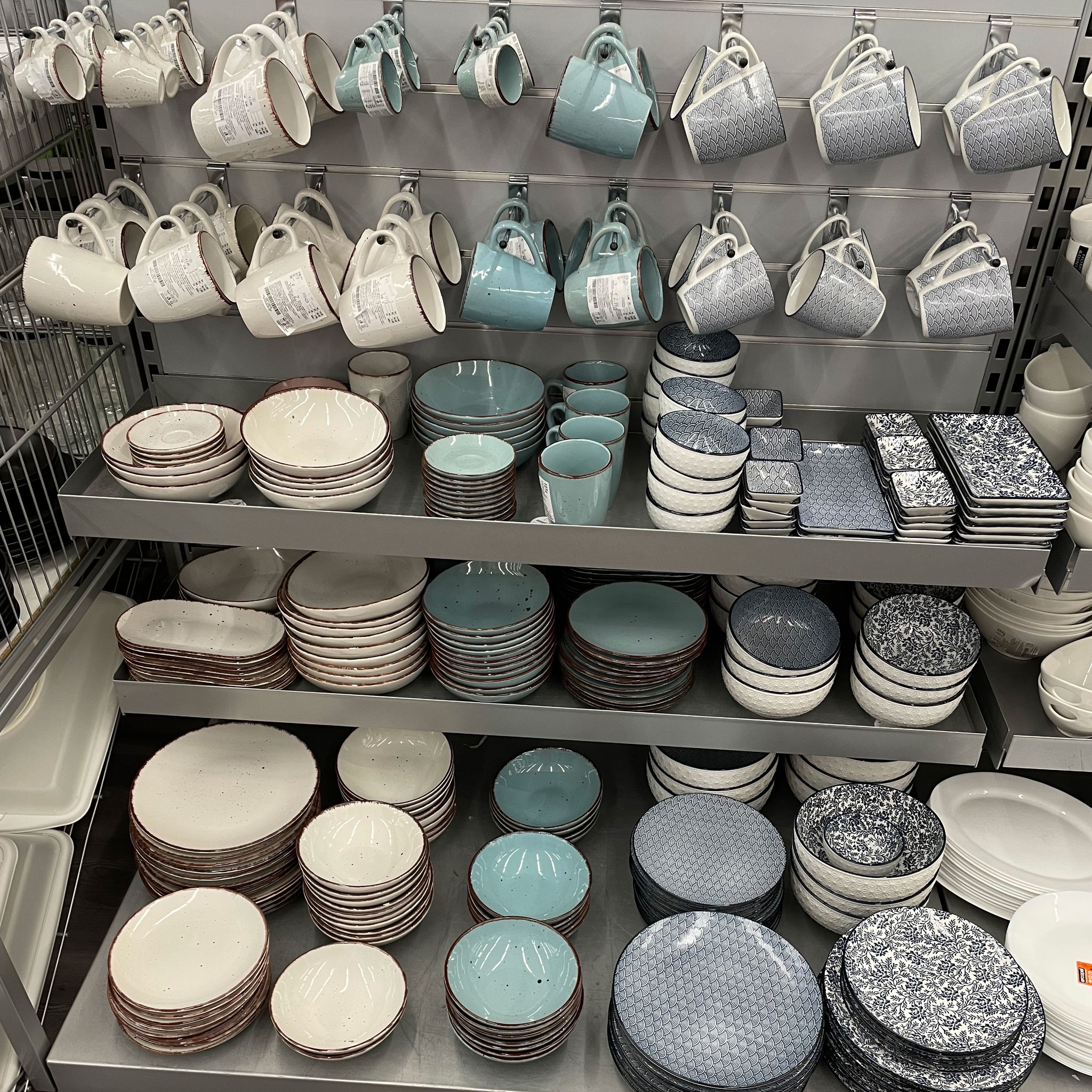 Klassisch Weiß oder doch sommerlich Blau? ❤ Habt ihr schon Geschirr von uns? 😍 Wir lieben beide Geschirr Kollektionen 🥰❤ Kommt noch heute in einer unserer Filialen vorbei und shoppt eure Highlights ❤