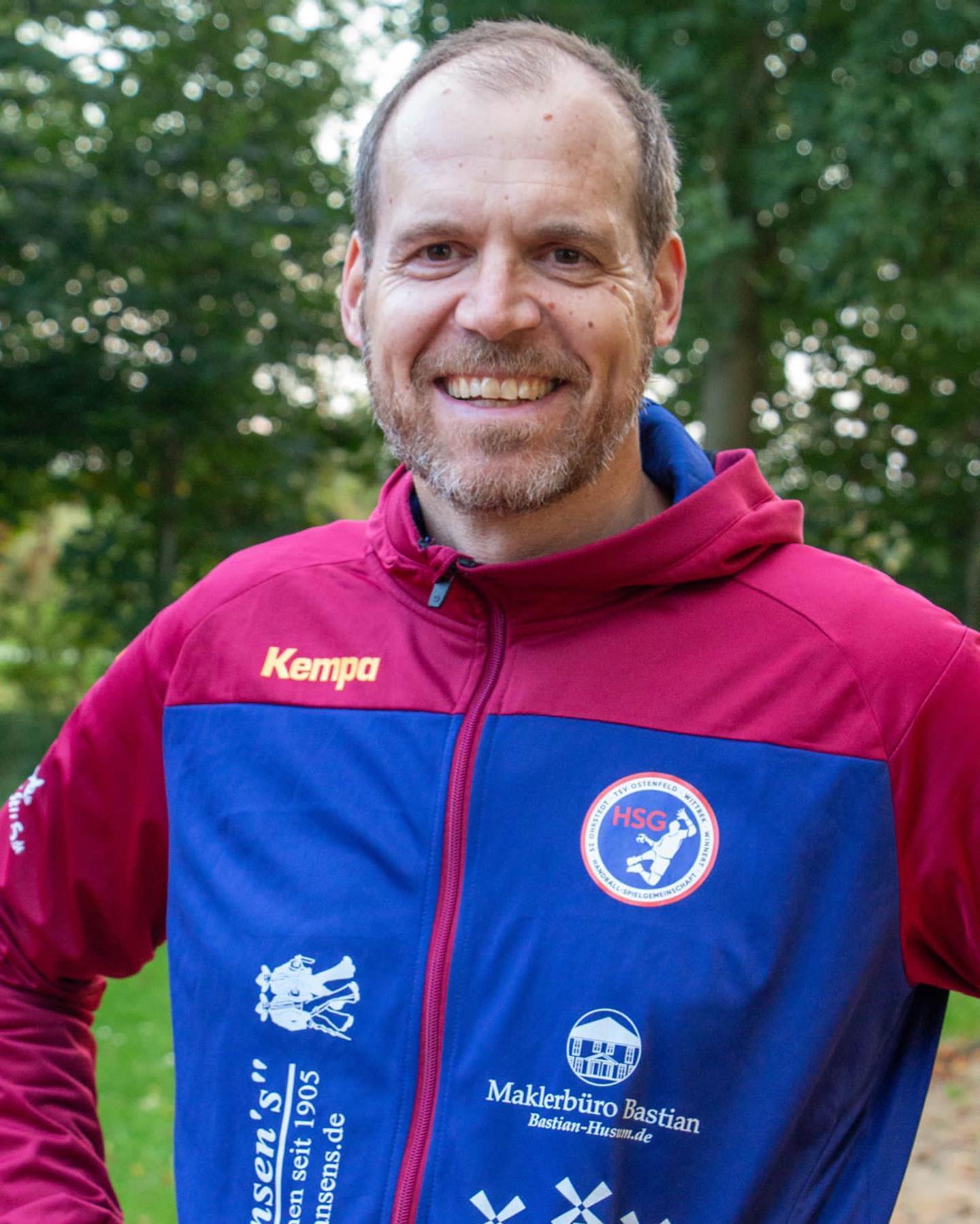 Name: Arne Jessen Geburtstag: 14.1.1974 Beruf: Bankkaufmann Position: Trainer Bei der HSG seit: 2013 Bisherige Vereine: TSV Treia, HSG Kropp-Tetenhusen, HSG Tarp-Wanderup, HC Treia/Jübek, HSG SZOWW Lieblings-Aufwärmsong: Feuer frei von Rammstein Entweder