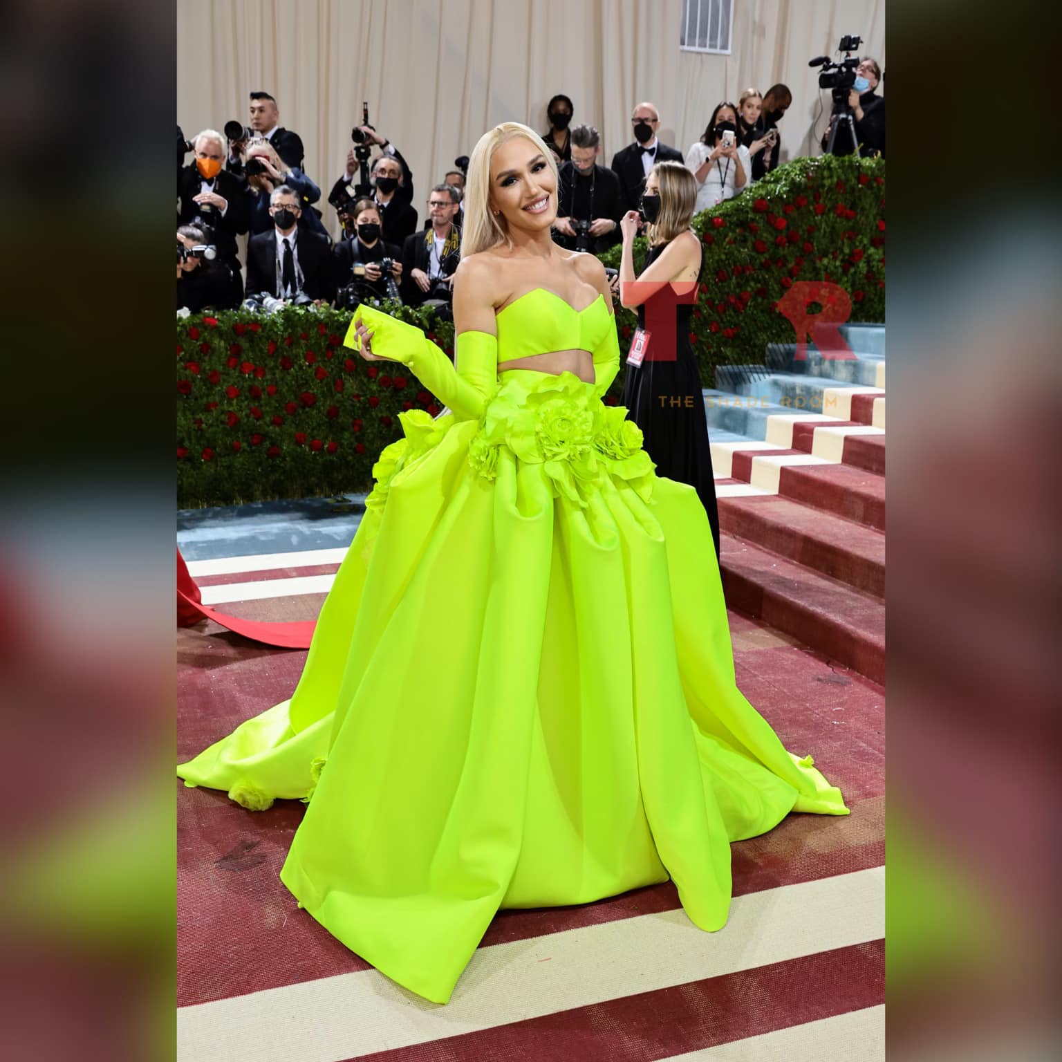 gwen stefani green dress Stefani's neon Met Gala look truly was one of a kind! See all of the incredible outfits stars wore during fashion's biggest night Chain