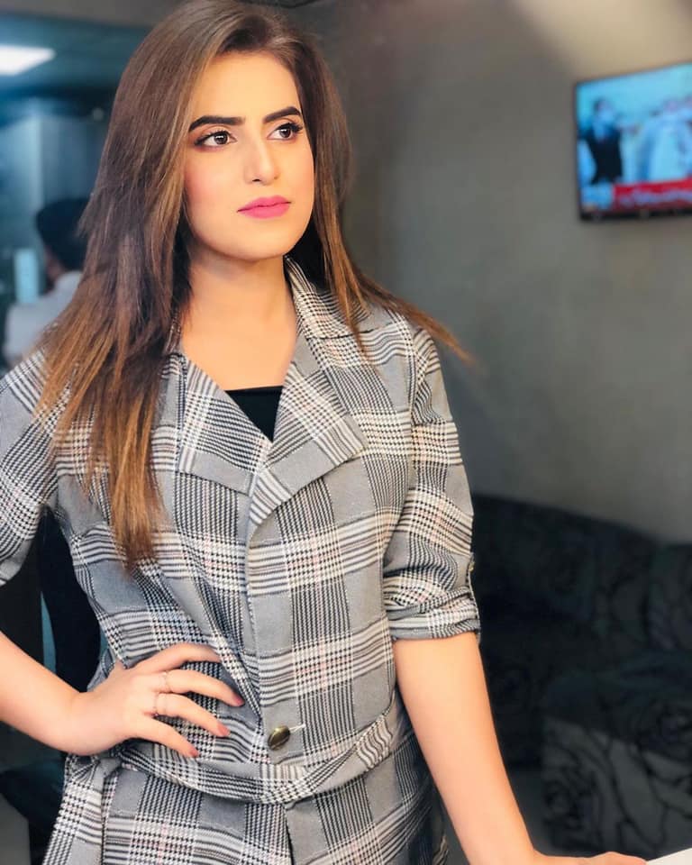 News Anchor 'Rida Zaffar'... - Pakistan Tv Anchors