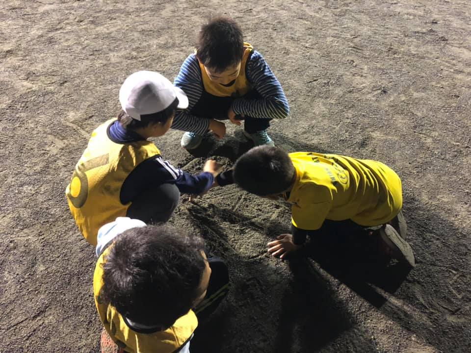 埼玉県フライングディスク協会 - 小学生アルティメット講習会 5対5のミニゲームで作戦会議中…💭 | Facebook