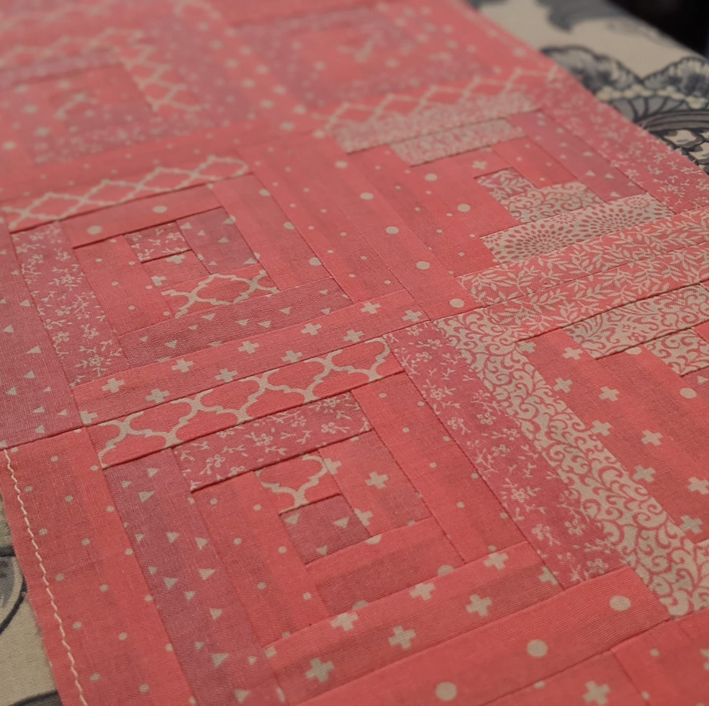 EZPiecing - Getting this little holiday table topper... | Facebook