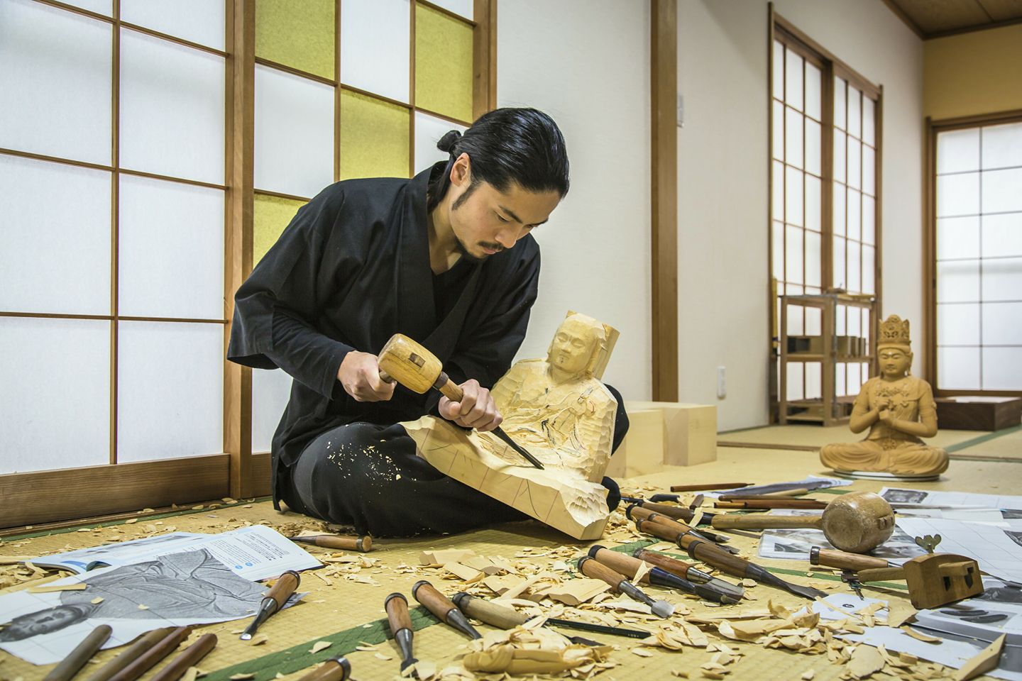 宝袋を抱える道祖神、倉田辰彦作