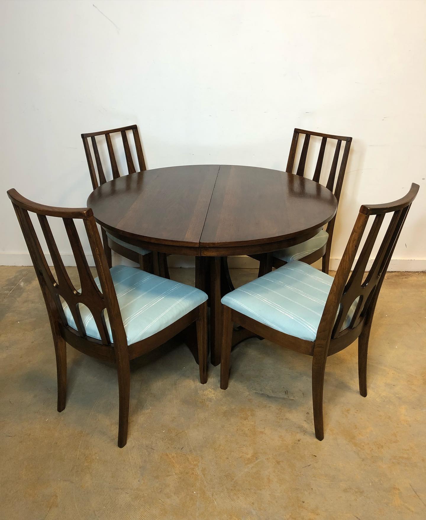 Mid Century Broyhill... - Invio Fine Furniture Consignment | Facebook