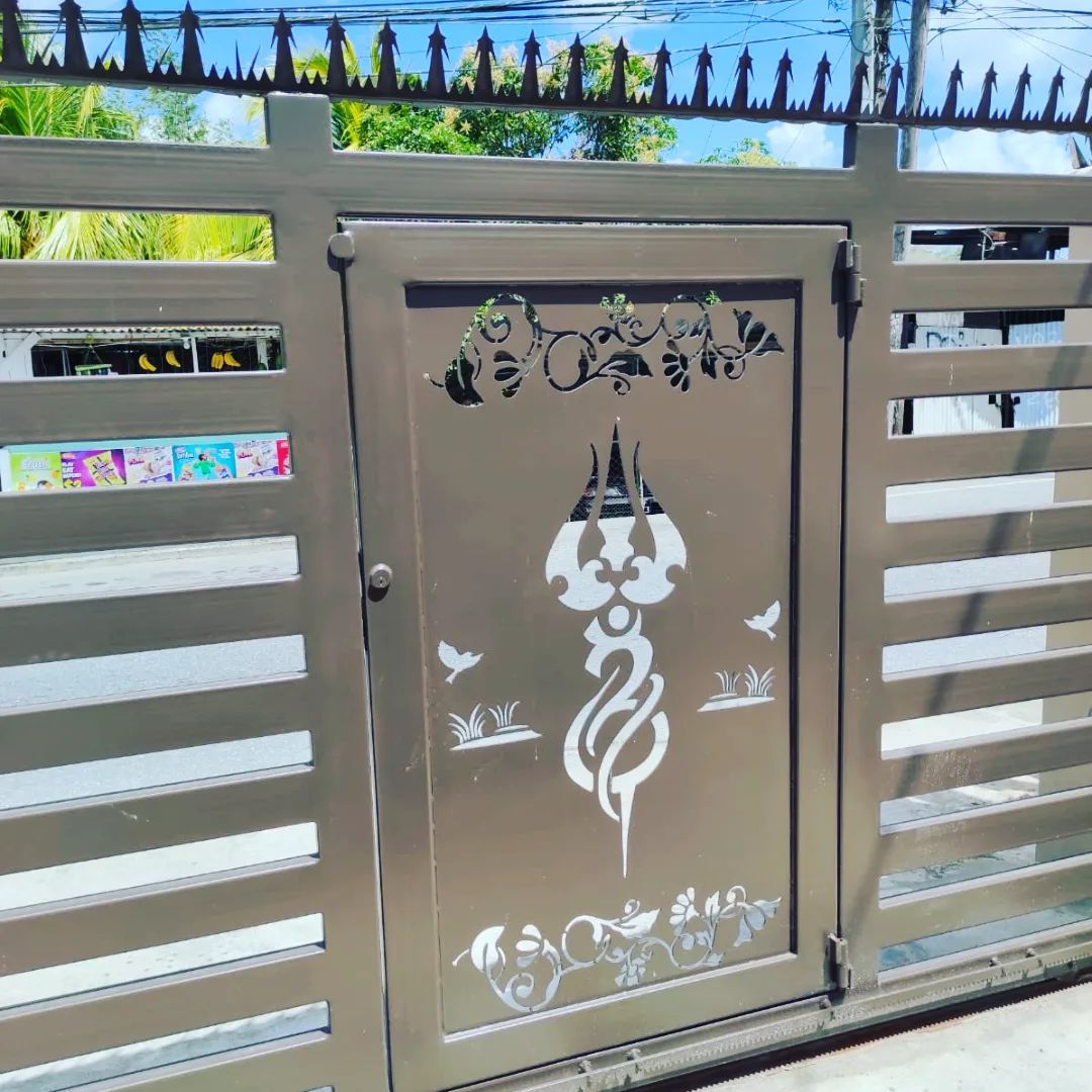 Customer gate/fence - Modern finish with a mix of modern and ...