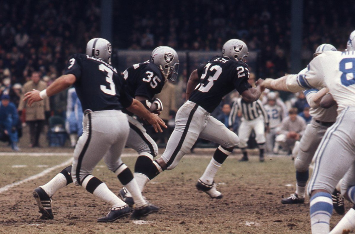 Oakland Raiders fullback Hewritt Dixon plays against San Diego