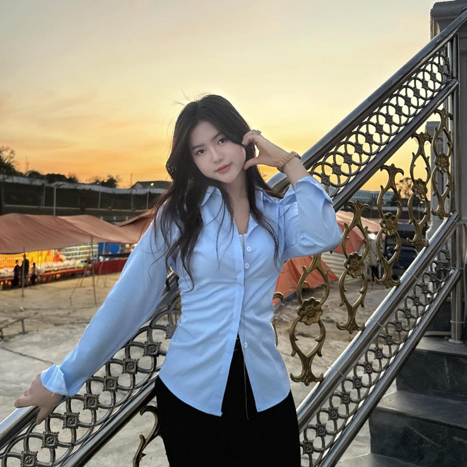 Far Lee - Far Lee updated her profile picture.