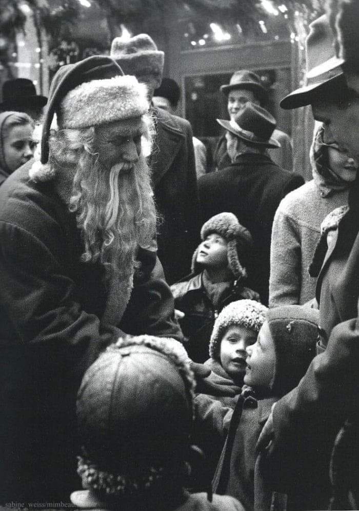 city sidewalks busy sidewalks dressed in holiday style lyrics sidewalks, sidewalks. ! In the air, There's a feeling of Christmas ! Children laughing, People passing, Meeting smile after smile ! And on every street corner carol the bells song lyrics