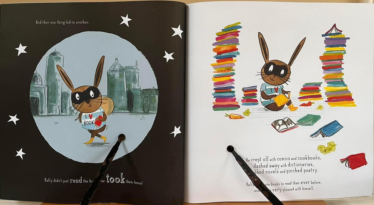 📚 ปกอ่อน สภาพดีมาก Wanted! : Ralfy Rabbit, Book Burglar 💌 กระต่ายบางตัว ...