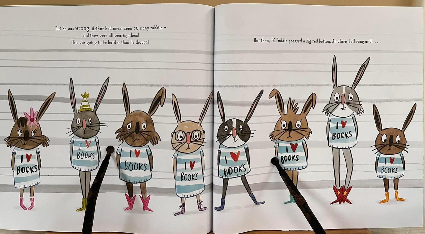 📚 ปกอ่อน สภาพดีมาก Wanted! : Ralfy Rabbit, Book Burglar 💌 กระต่ายบางตัว ...