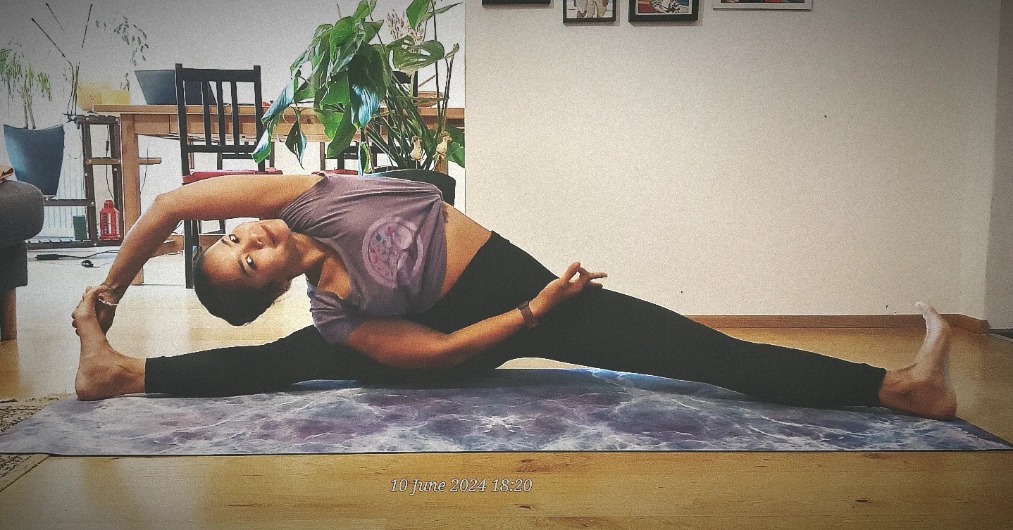 Taree - ︎ ︎ ︎ One of my favourite intense side bend / stretch ︎ ︎ ︎ Why ...