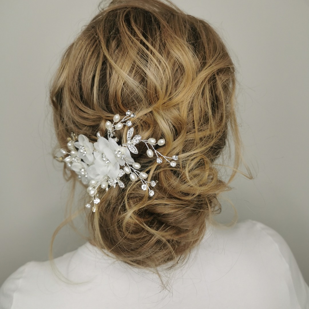 wedding hairstyles for halter dress Regardless of whether you have a strapless or gown, here's how to style your hair your big day. Learn more at the link below ⬇️ Backless Halter Dress
