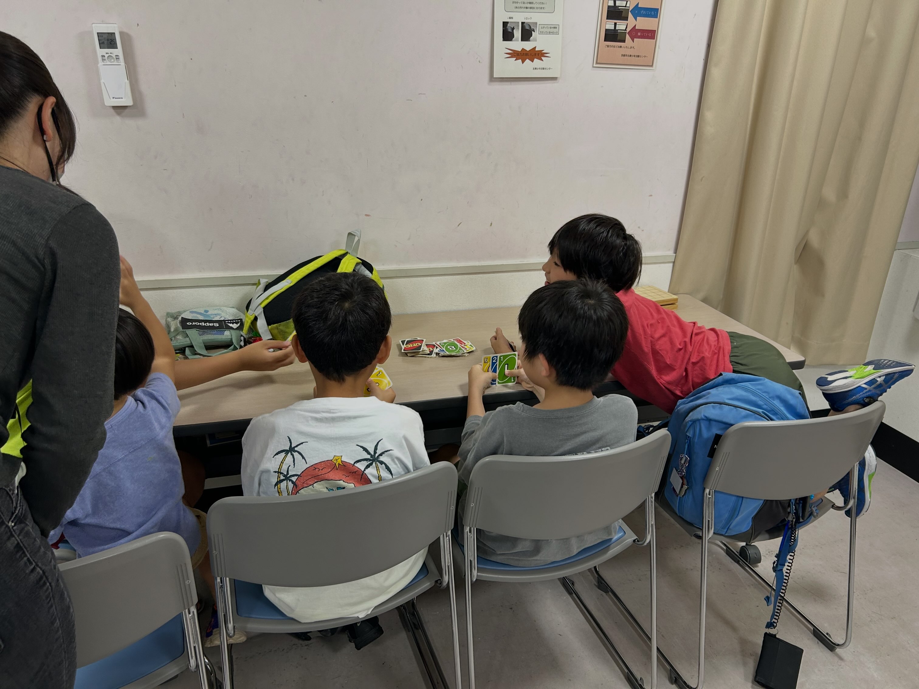 むらさき湯の玄関に掛かっている暖簾。数年前に牛乳石鹸からいただいた