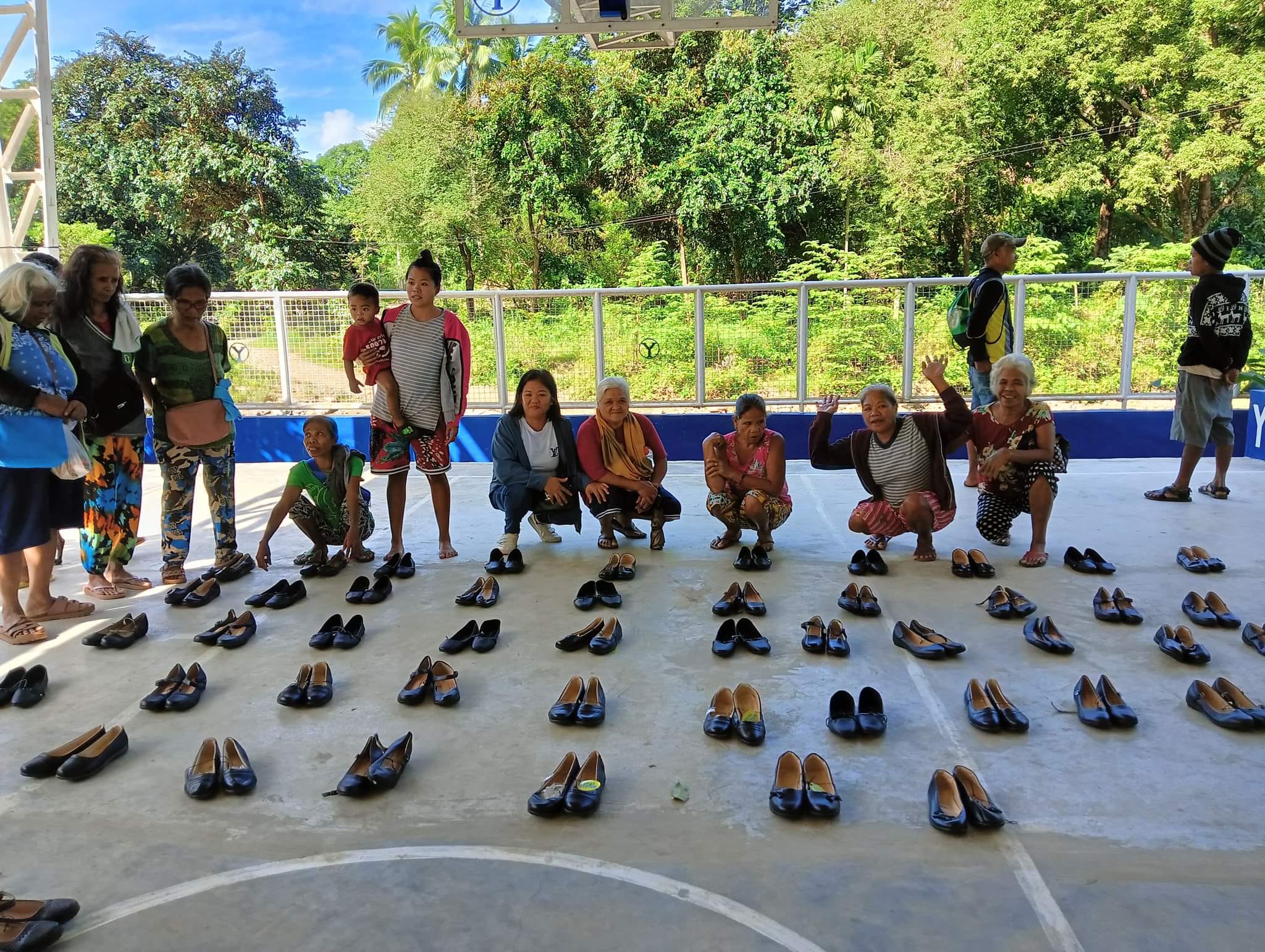 TINGNAN | Labis na ikinatuwa ng mga magulang ng mga katutubong Dumagat ...