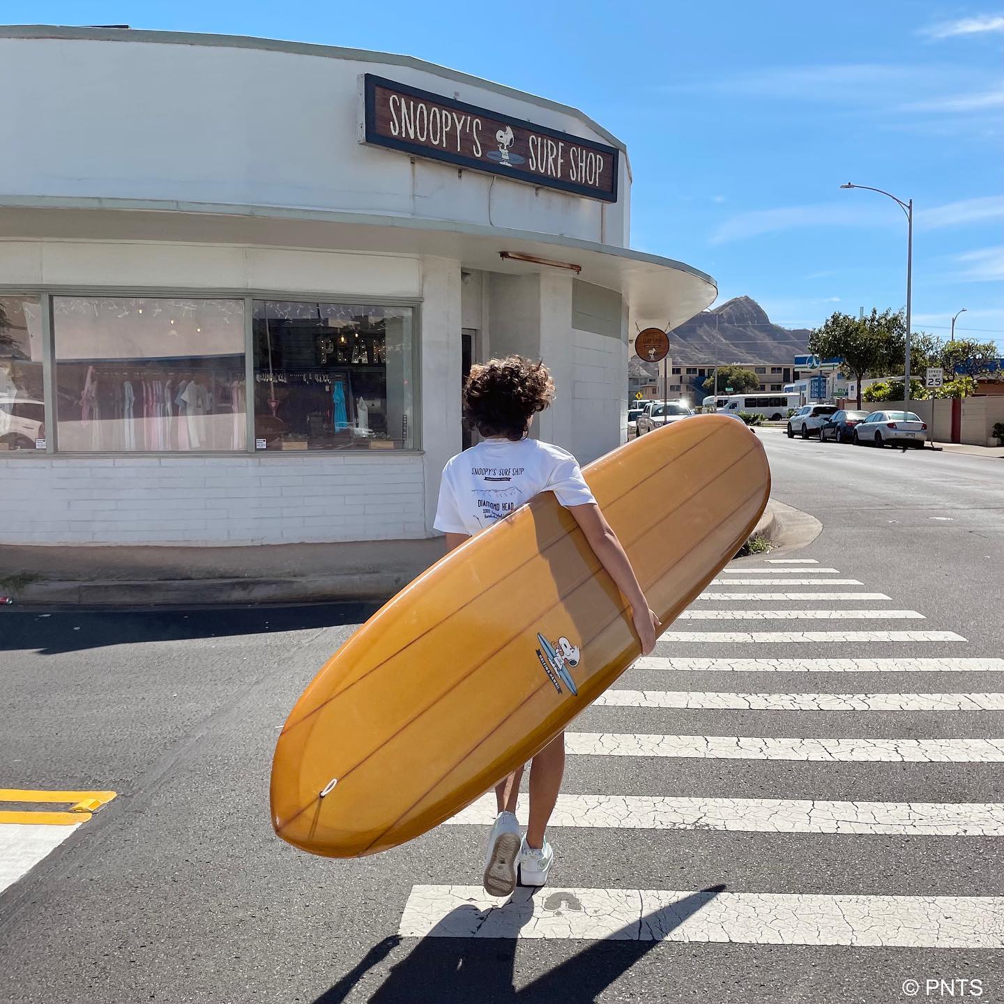SNOOPY'S SURF SHOPのサーフボードを持ってアロハのポーズをしたJoe