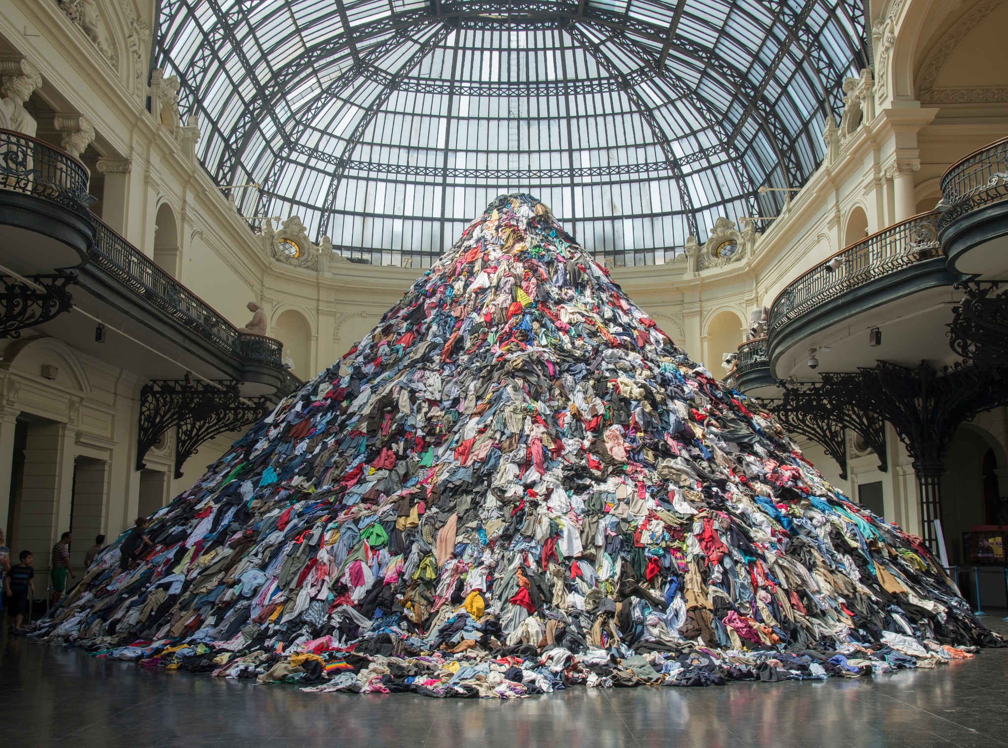 Christian Boltanski Reserve Canada 1988 Clothes and five light