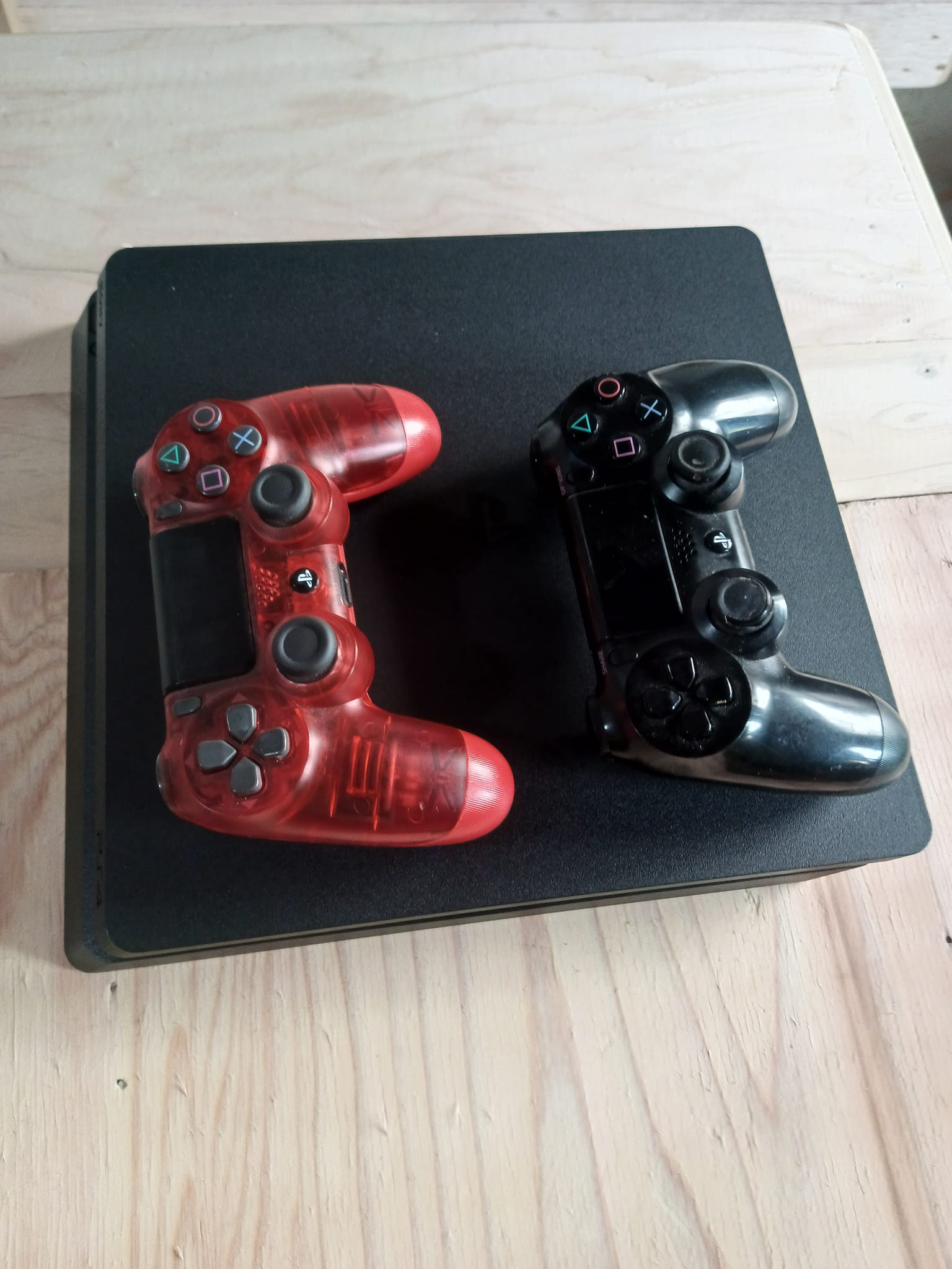 SONY CUH-1106A PS4 CONSOLE 500GB-HDD with 2 controllers lay-bye