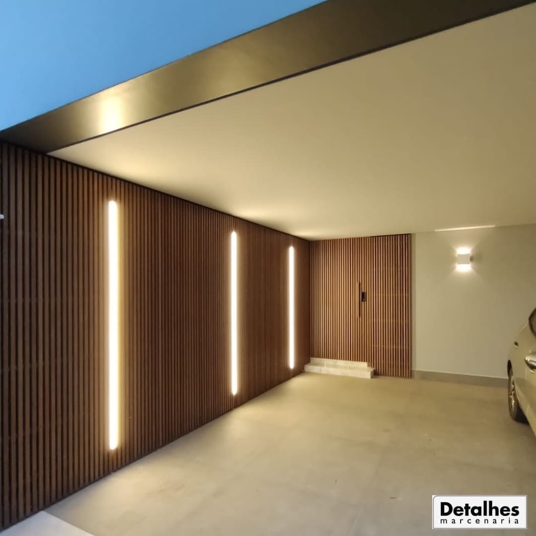 Painel em L com porta pivotante... - Detalhes Marcenaria | Facebook