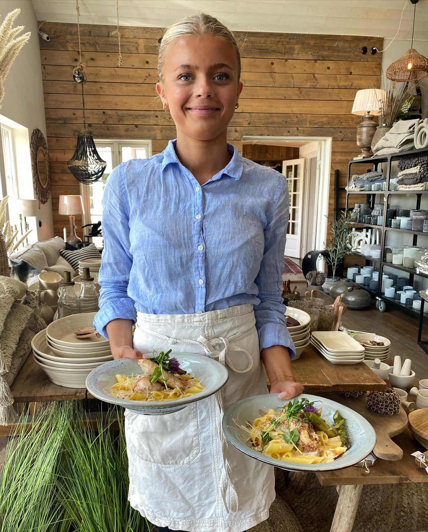 Stallgården - En av våra stjärnor 🌟 Wilma 🌟Hon serverar er idag en ...