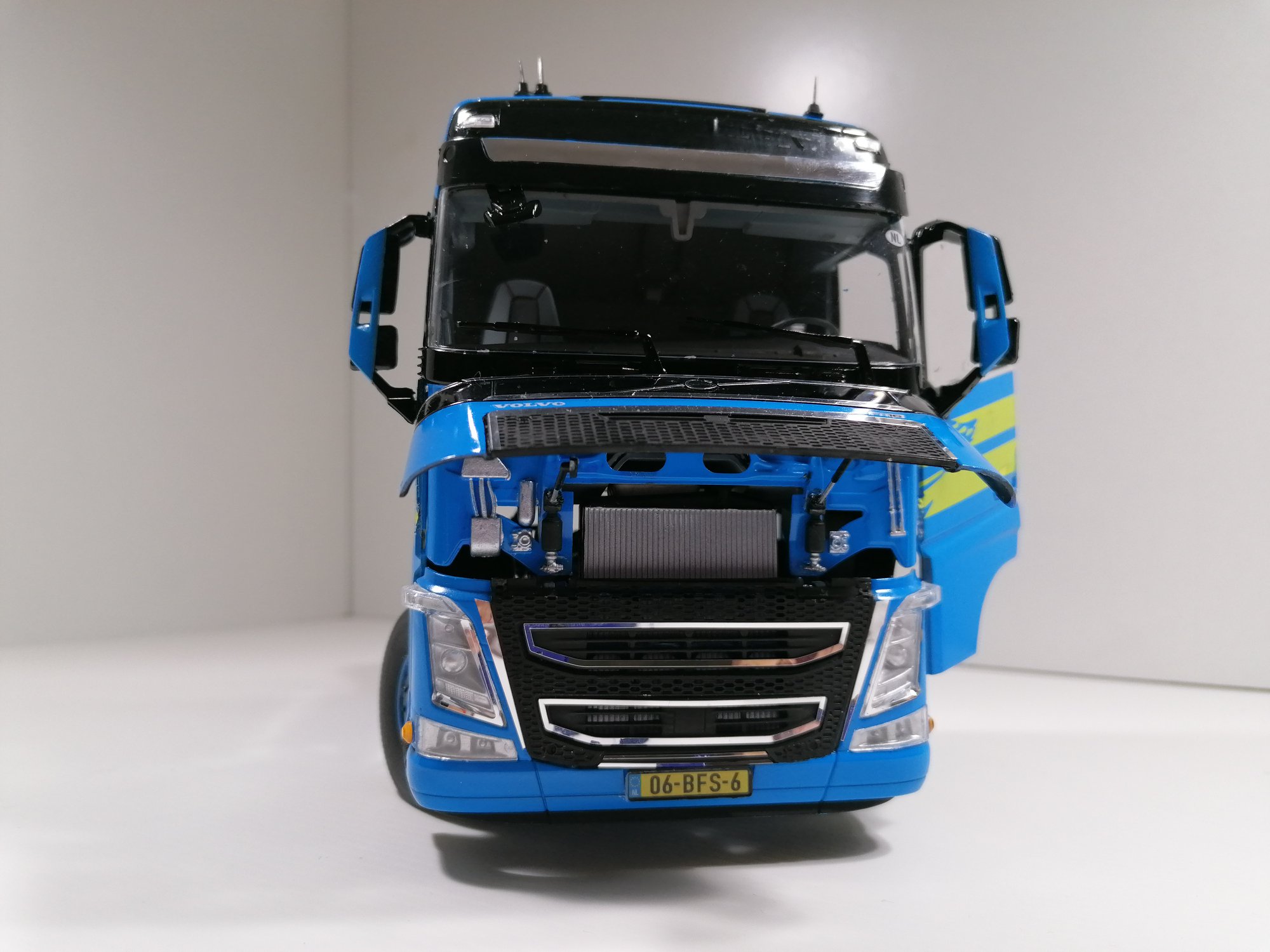 From Manuel Santana Delgado : Volvo FH4 1:24 scale Send your