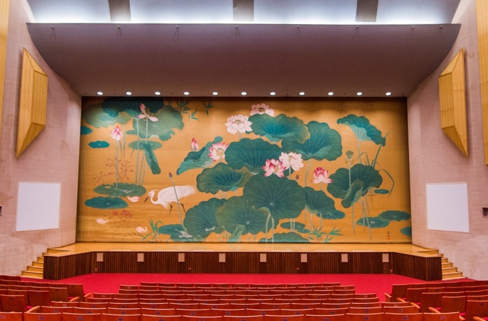 嘉義市政府文化局 小編告訴你 文化局 音樂廳 緞帳 的巨幅畫作 蓮池 你知道嘉義市政府文化局音樂廳 擁有全臺灣最美 緞帳 嗎 緞帳 文化局音樂廳的舞台緞帳位於舞台最前緣 民國86年6月啟用自今 以嘉義前輩藝術家 林玉山的 蓮池 為藍本 並委託