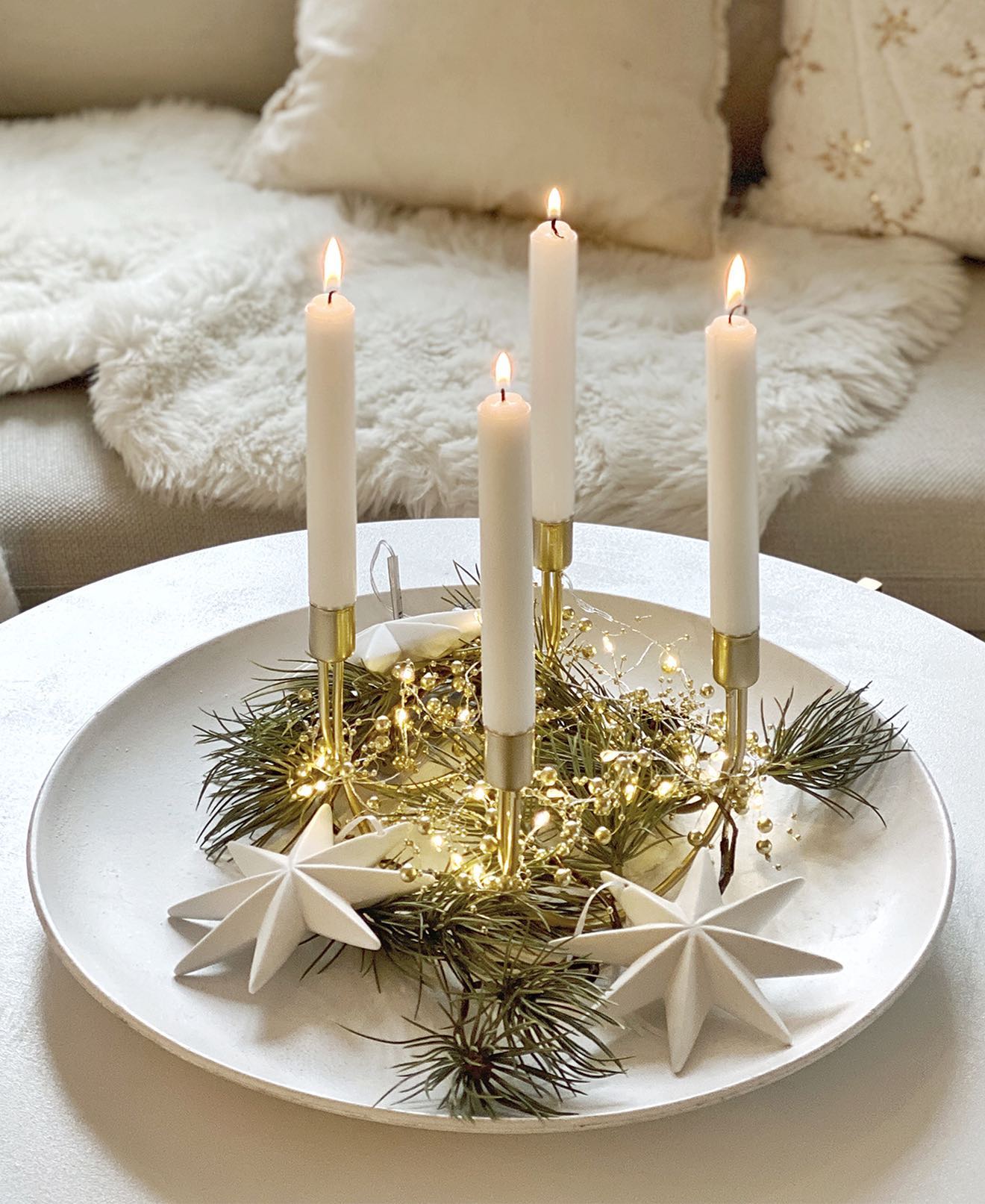 Klein aber oho!🤩 Dieser schlichte Adventskranz von der lieben @sinas_home ist nicht nur einfach und schnell dekoriert, sondern auch ein echter Hingucker für den Couchtisch. Findest Du nicht auch?🥰✨ . . . #