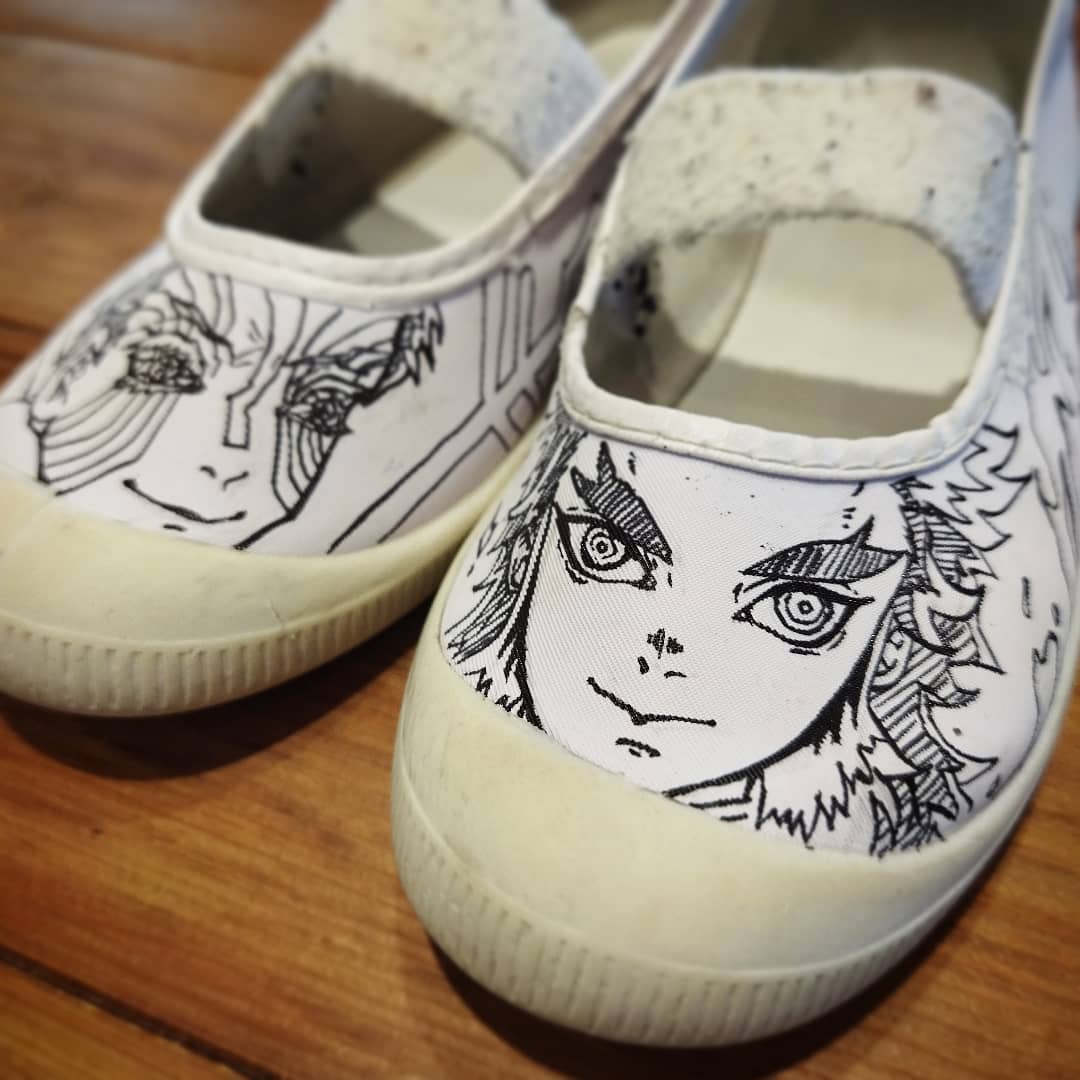 息子に頼まれて煉獄さんと猗窩座を上靴に落書き。色塗りは自分でする
