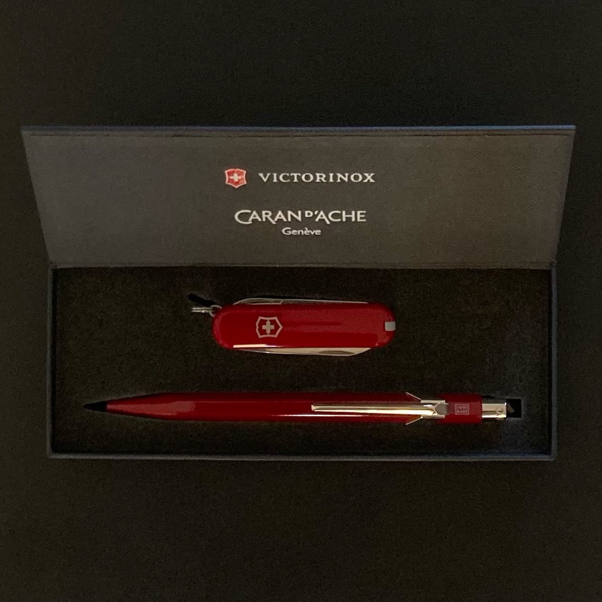 Caran d'Ache 849 ボールペン + Victorinox セット Caran d'Ache 849 ボールペン + Victorinox セット Caran d'Ache 849