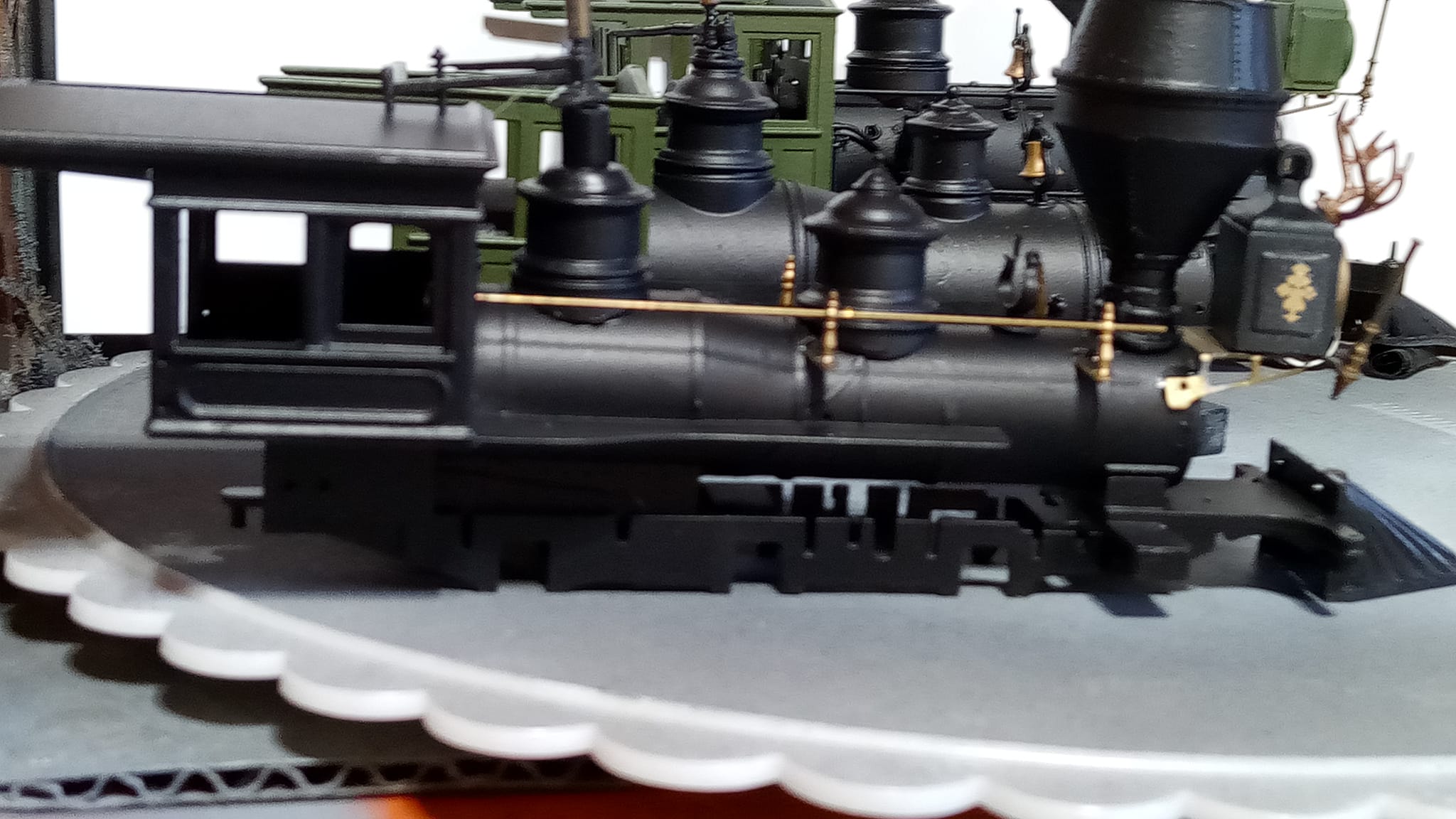 Any ideas for running a HO roundhouse locomotive?