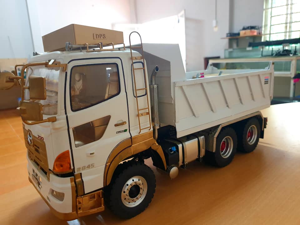 HINO 700 Series 8x4 Dump Truck 1:43 by Kyosho
