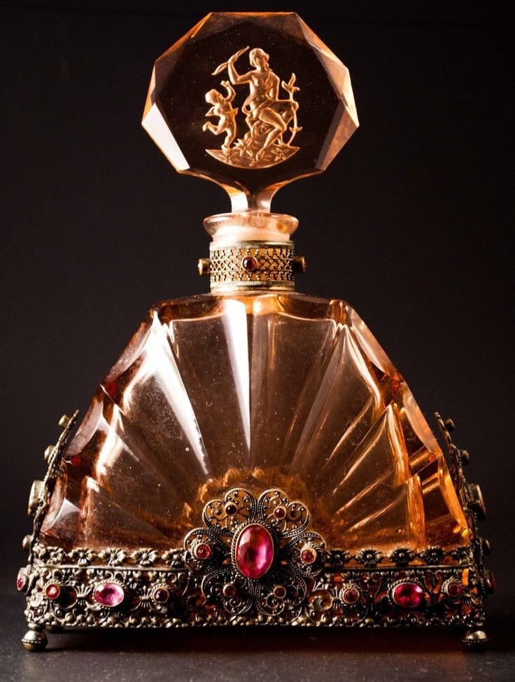 200 year old perfume 💐 This beautiful glass perfume bottle