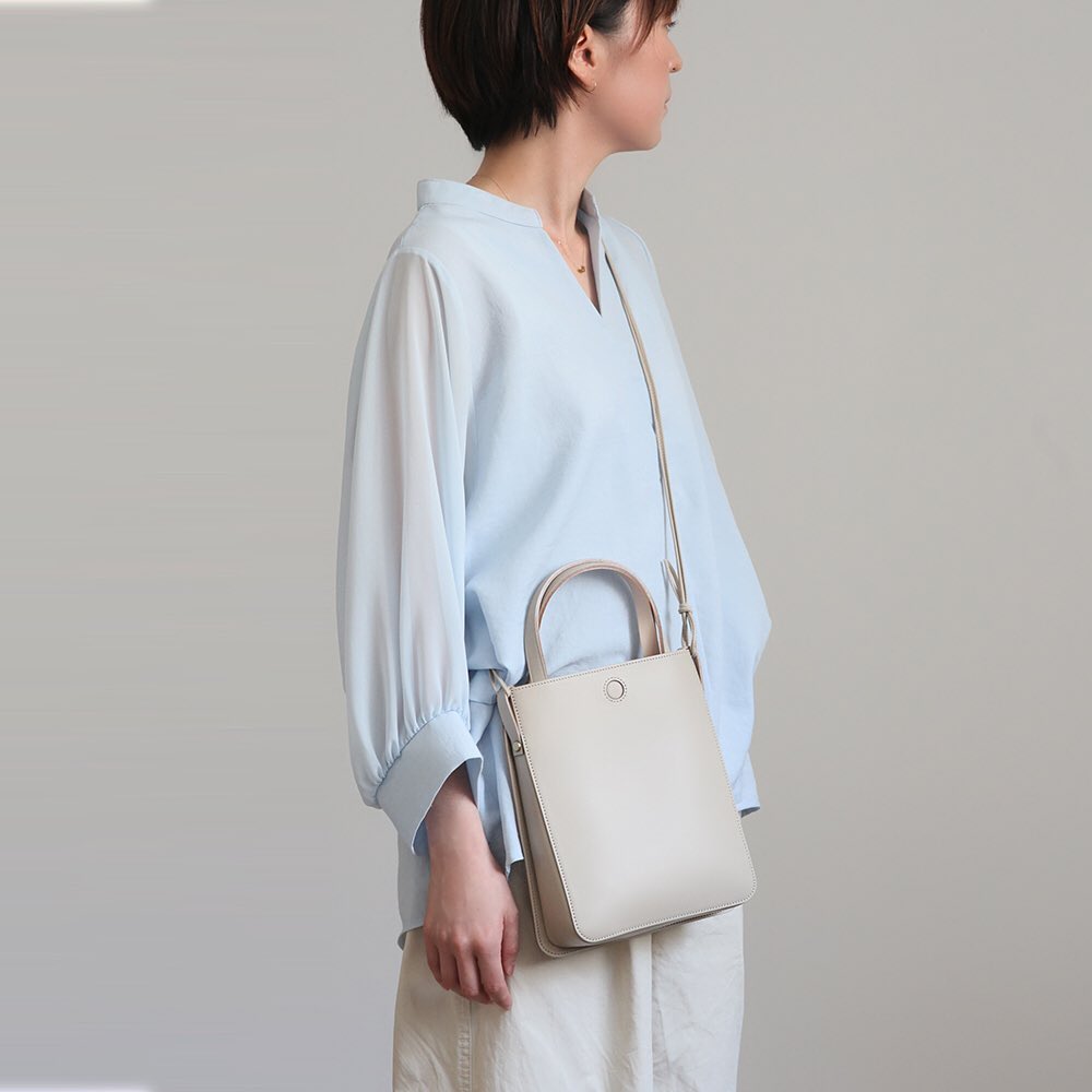 □MARROW| ROUNDED BOX 2way レザー ハンドバッグCOLOR サンドベージュ 