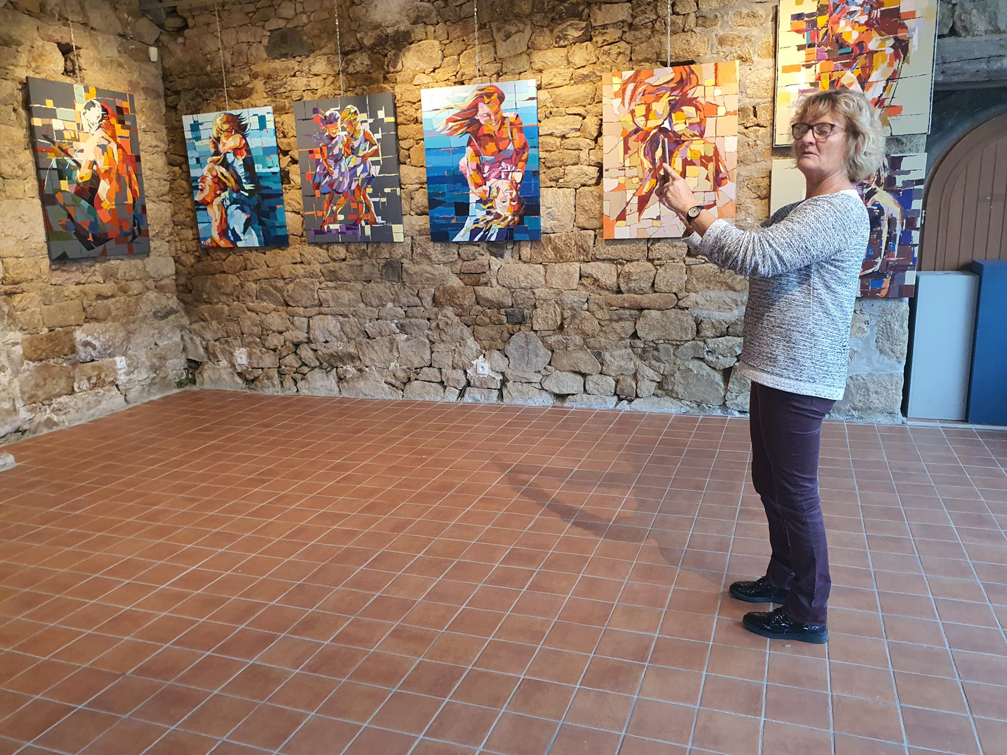 Mise en place des toiles de Corinne... - La Ruche des Arts | Facebook