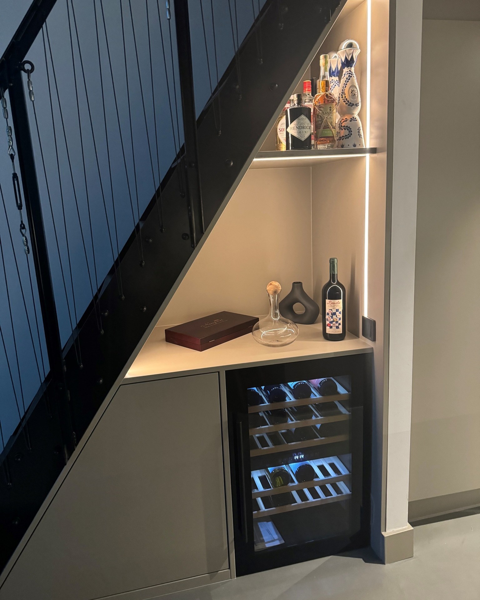 Haben Sie auch einen Raum unter Ihrer Treppe, der nicht optimal genutzt wird?✨😍 Hier ist eine perfekte Möglichkeit, den Raum unter der Treppe zu nutzen. Mit einem Weinkühlschrank und einigen Regalen